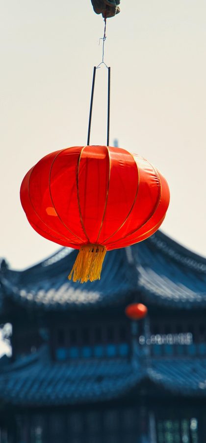 手机竖屏截图展示筛选结果页，列表按更新时间排列，每条记录右侧带学科与版本角标，界面干净克制